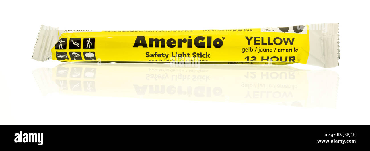 Winneconne, WI - 22 Luglio 2017: un pacchetto di una AmeriGlo light stick isolato su un background. Foto Stock