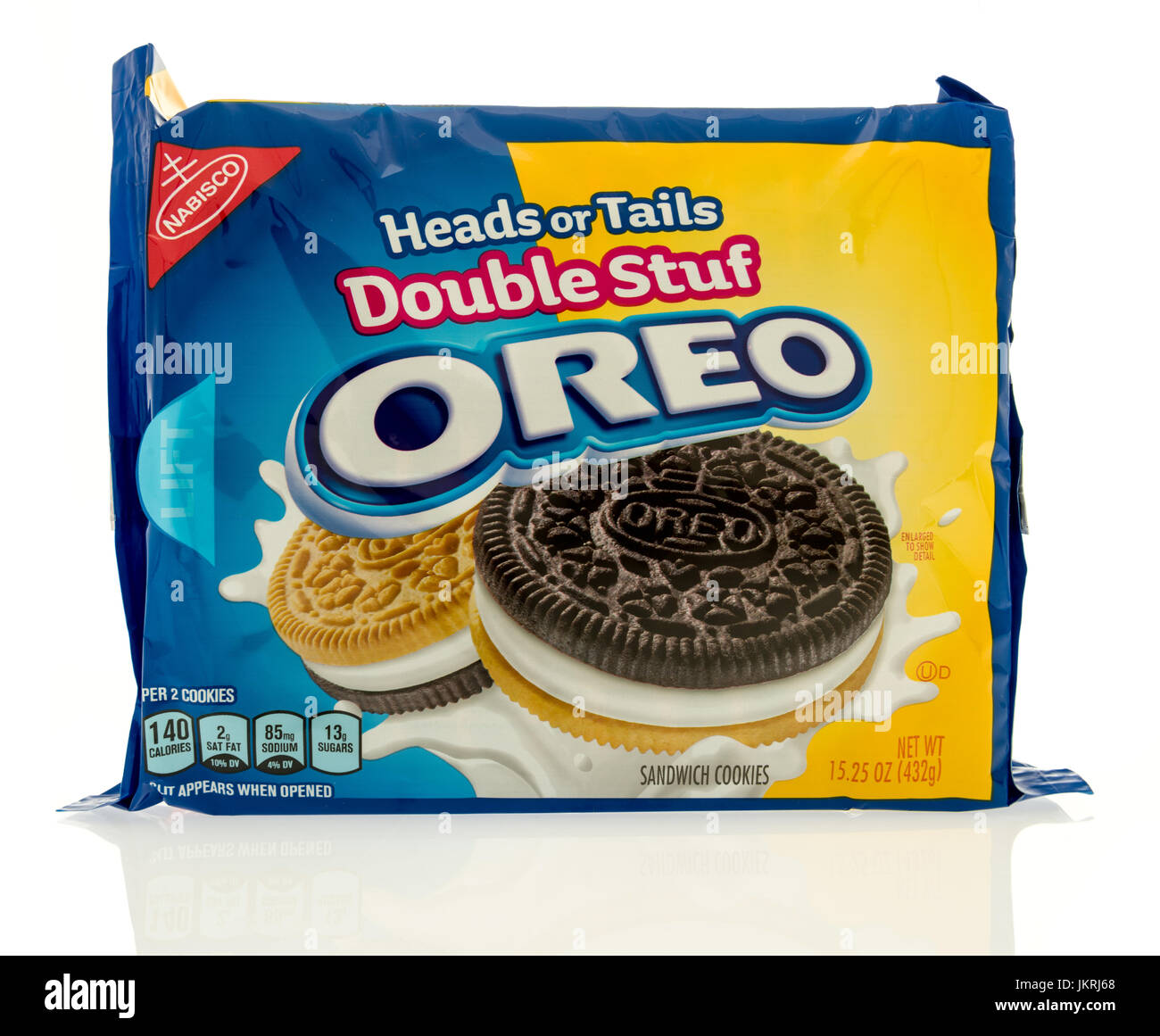 Winneconne, WI - 23 Luglio 2017: un pacchetto di testa o croce Double Stuf Oreo isolato su un background. Foto Stock
