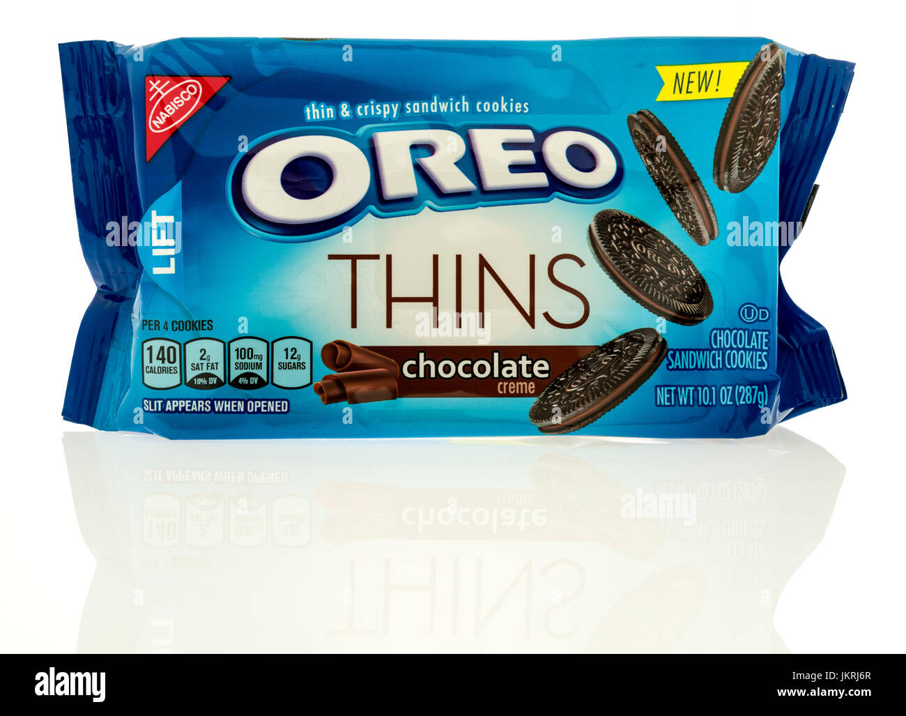 Winneconne, WI - 23 Luglio 2017: una confezione di cioccolato si assottiglia Oreo isolato su un background. Foto Stock