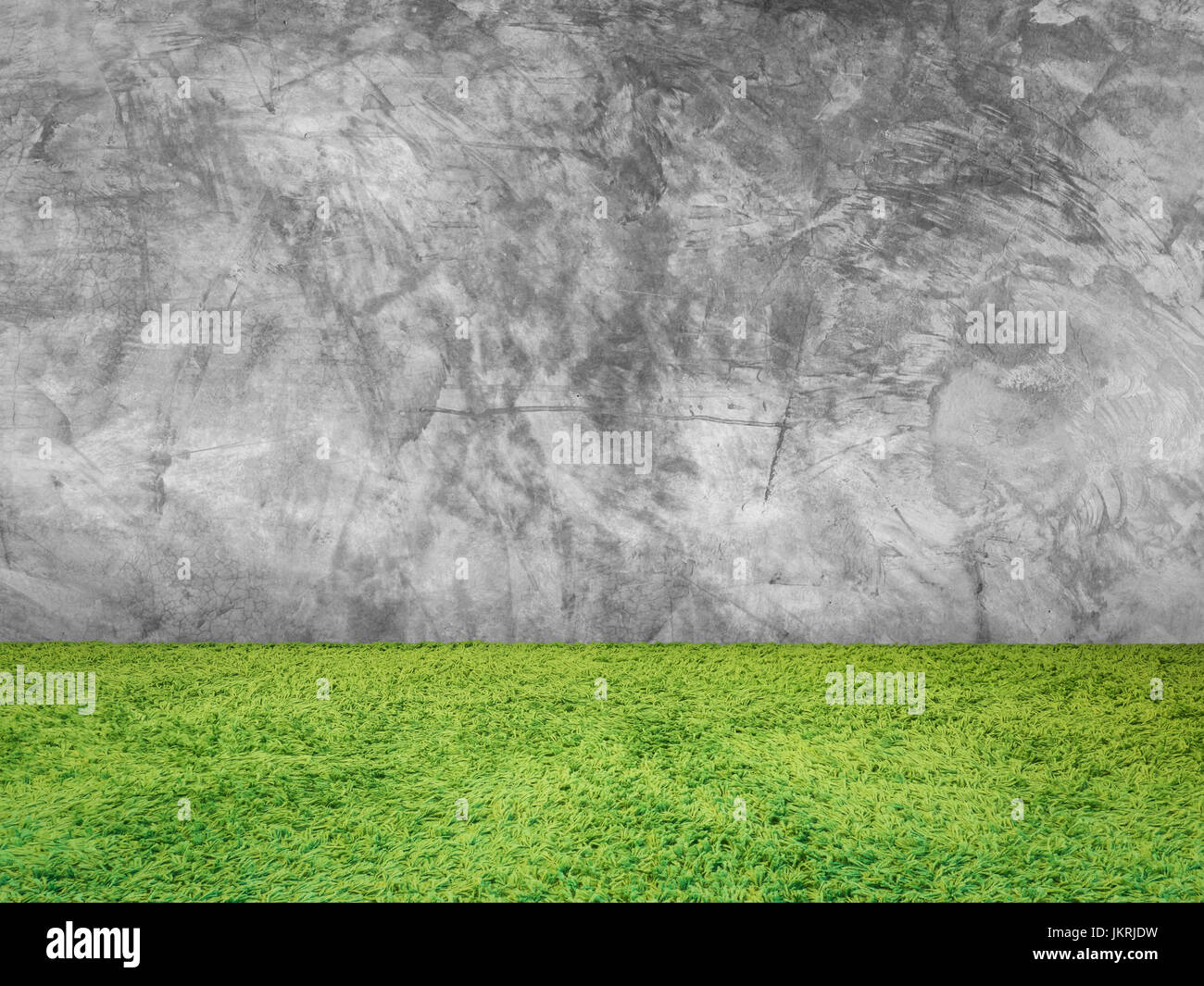 Erba verde tappeto erboso o sul muro di cemento sullo sfondo Foto Stock