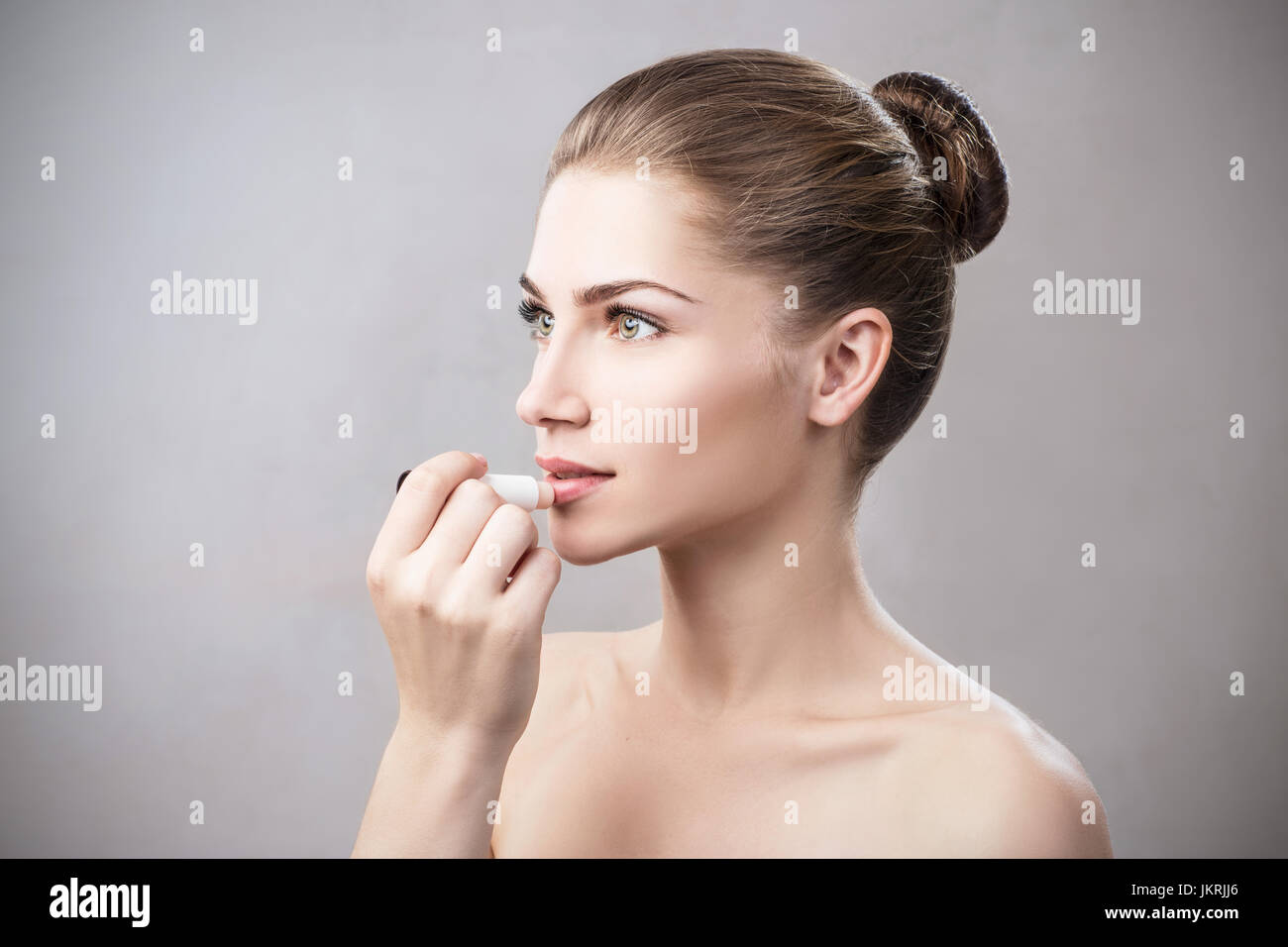 Bella donna applicando igienico di balsamo per labbra. Foto Stock