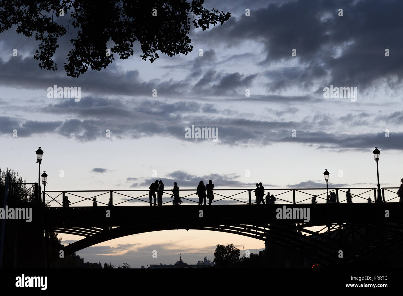 Parigi, retroilluminazione romantica vista sul Pont des Arts Foto Stock