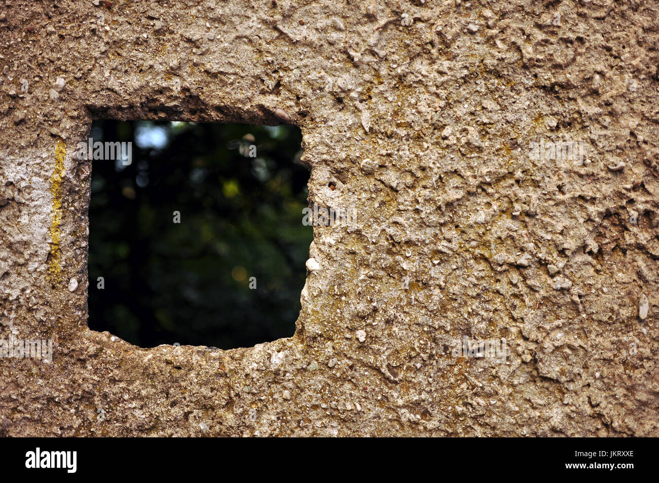 Vecchio muro con foro di finestra Foto Stock