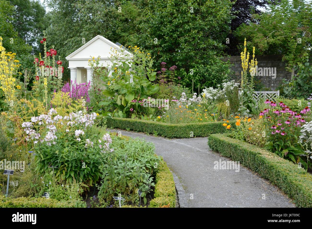 Cowbridge Physic Garden giardino tranquillo con la piantagione piano da physic giardini nel XVII e XVIII secolo Vale of Glamorgan Galles Cymru REGNO UNITO GB Foto Stock