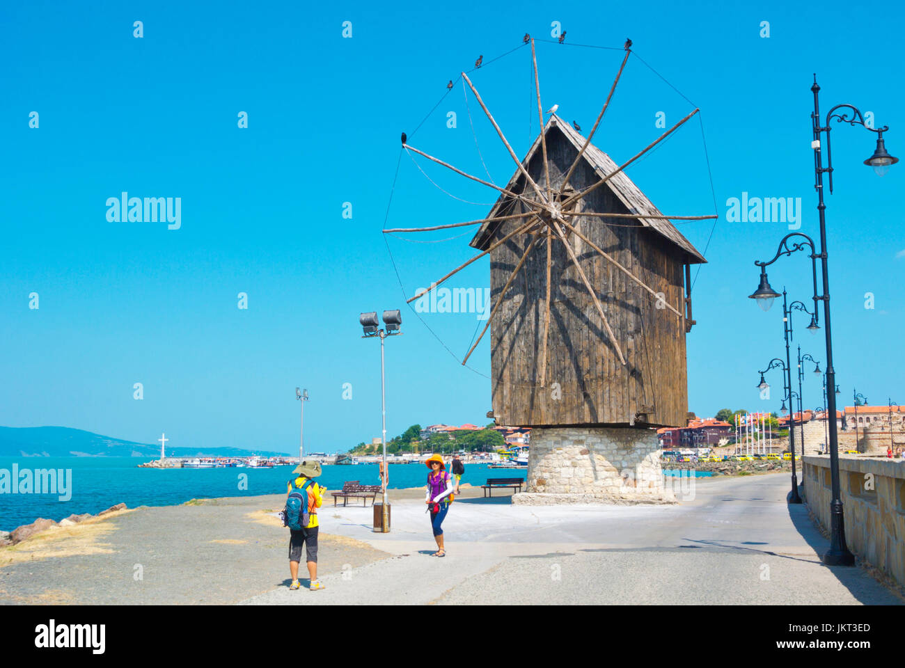 Mulino a vento, ponte tra il continente e la penisola, Nesebar, Bulgaria Foto Stock