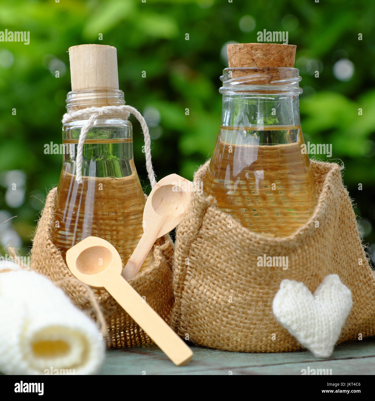 Natura dei prodotti cosmetici, olio di noce di cocco da copra in un barattolo di vetro, olio essenziale per la cura della pelle, ricca di vitamina, organico anche cosmetici olio per massaggi presso il centro benessere spa Foto Stock