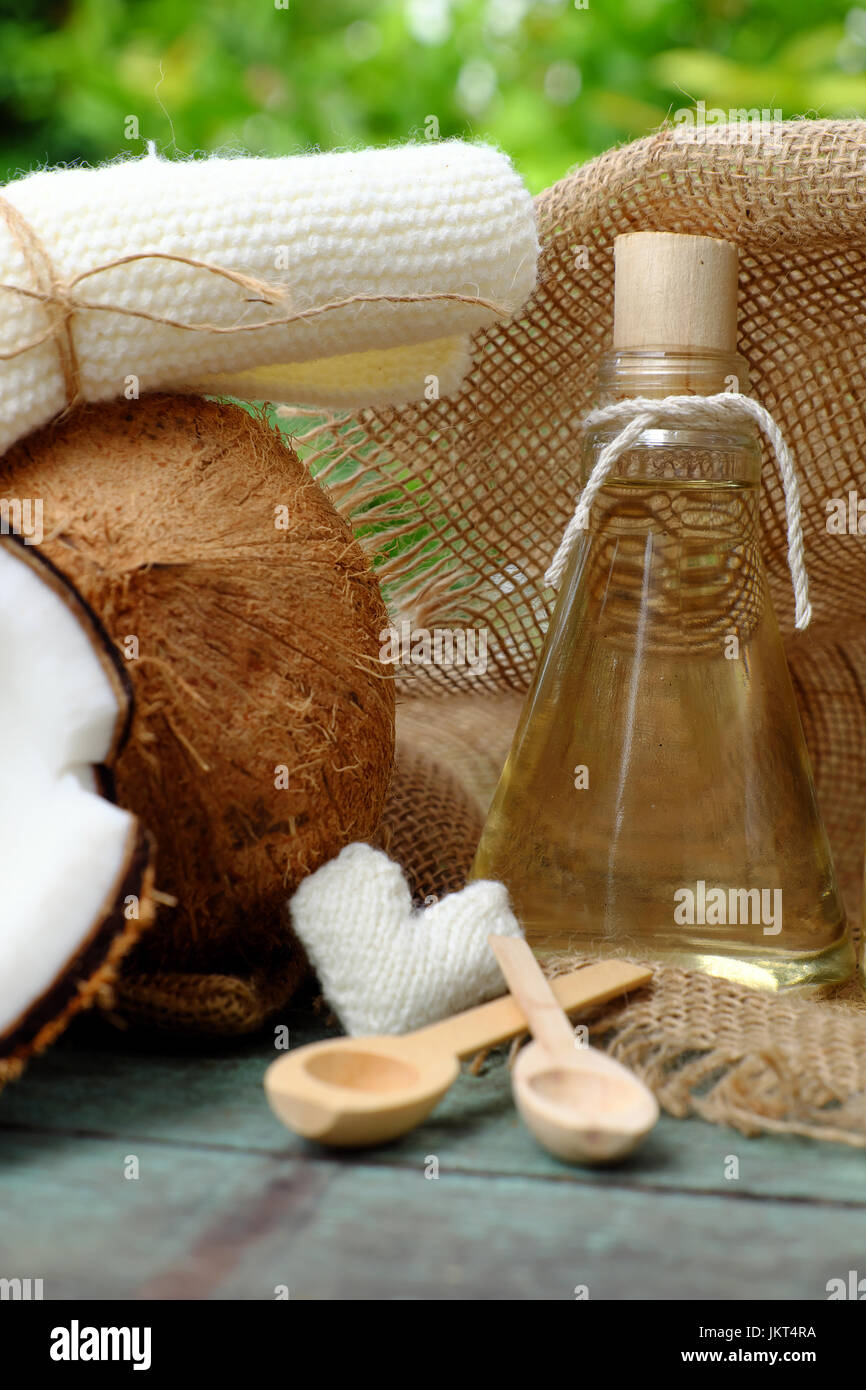 Natura dei prodotti cosmetici, olio di noce di cocco da copra in un barattolo di vetro, olio essenziale per la cura della pelle, ricca di vitamina, organico anche cosmetici olio per massaggi presso il centro benessere spa Foto Stock