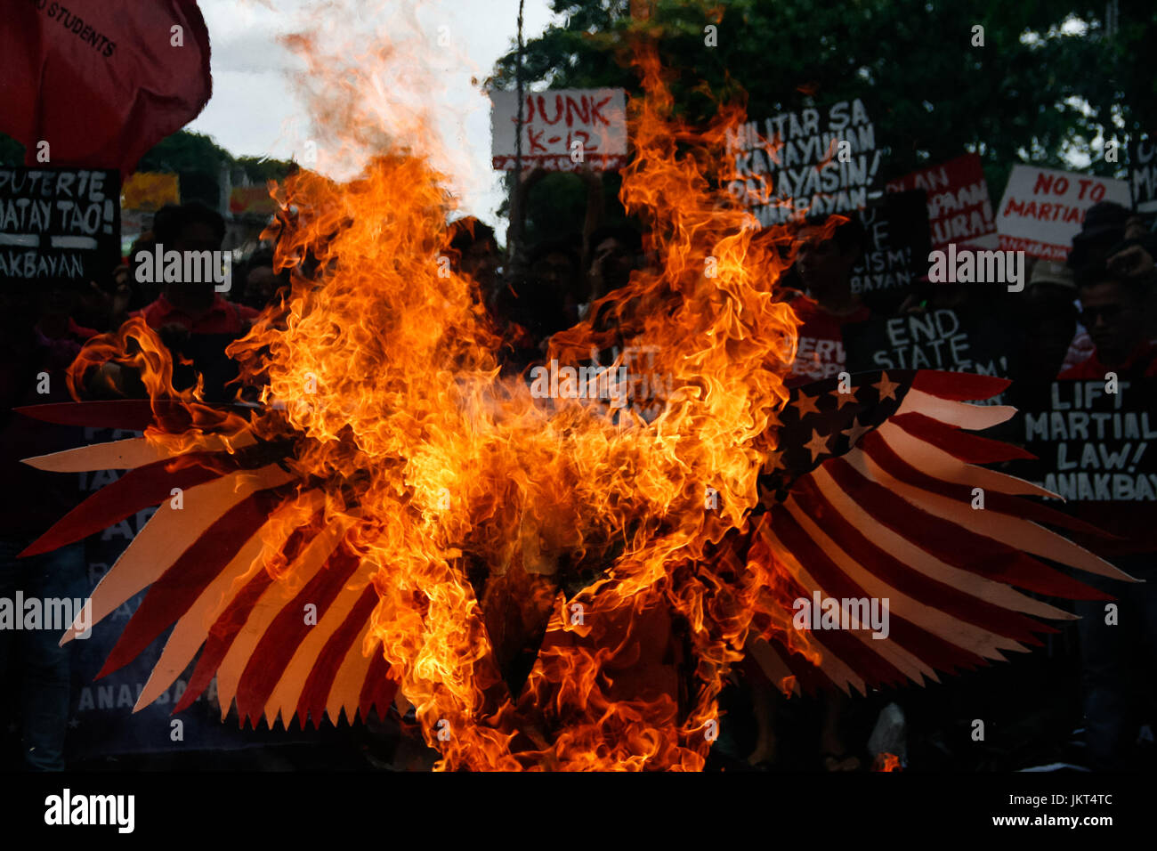 Quezon City, Filippine. Il 24 luglio, 2017. Un'aquila, che simboleggia la U.S. è stato bruciato vicino alla Casa dei Rappresentanti in Quezon City. I manifestanti hanno trasmesso il loro sgomento durante il Presidente Duterte il secondo membro della Nazione indirizzo. I manifestanti hanno anche chiesto la fine della Legge marziale a Mindanao, e la fine del farmaco di omicidi correlati nel paese. Credito: J Gerard Seguia/Pacific Press/Alamy Live News Foto Stock