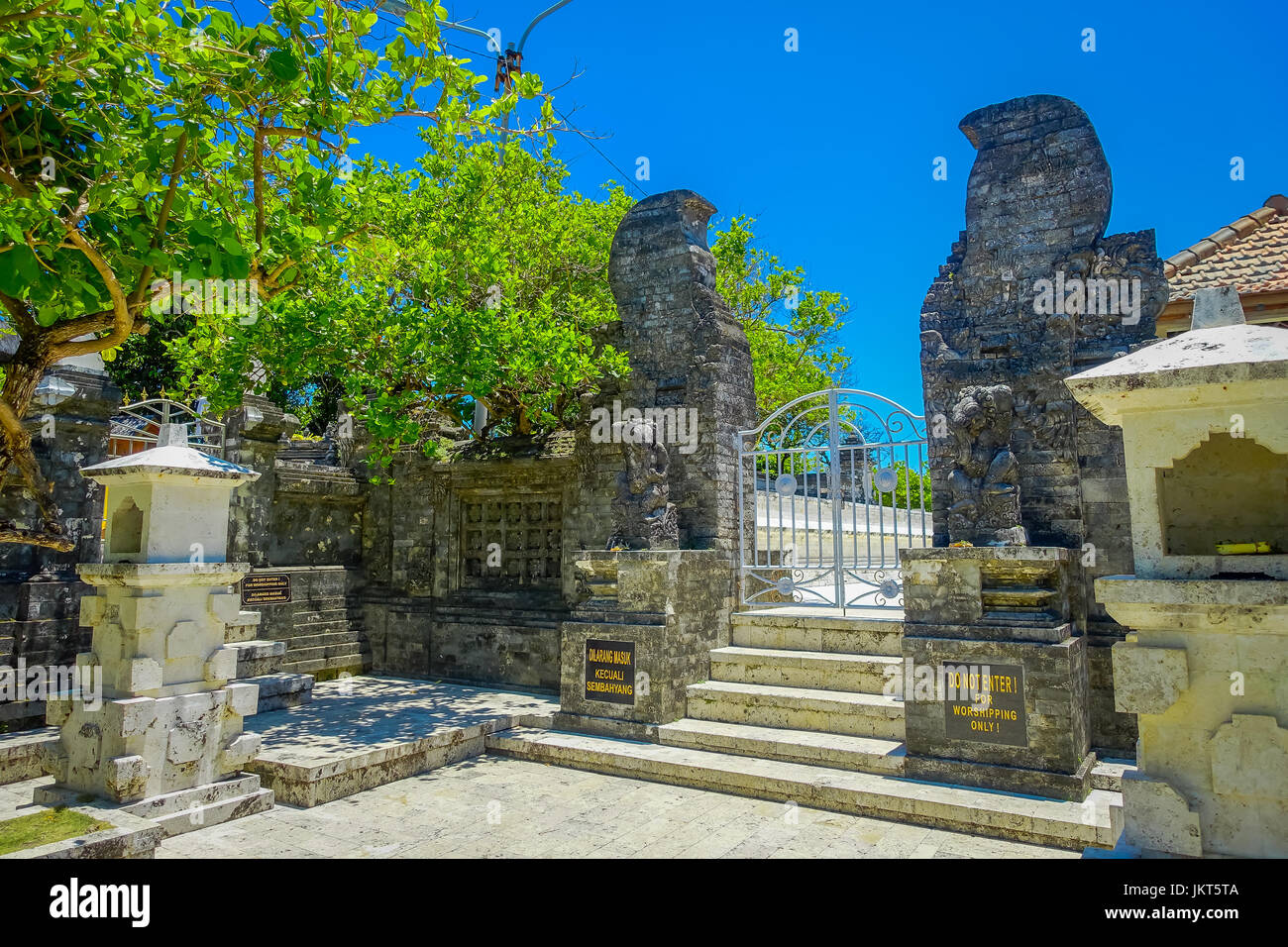 BALI, Indonesia - 11 Marzo 2017: porta in Pura Luhur Uluwatu tempio di Bali, Indonesia Foto Stock