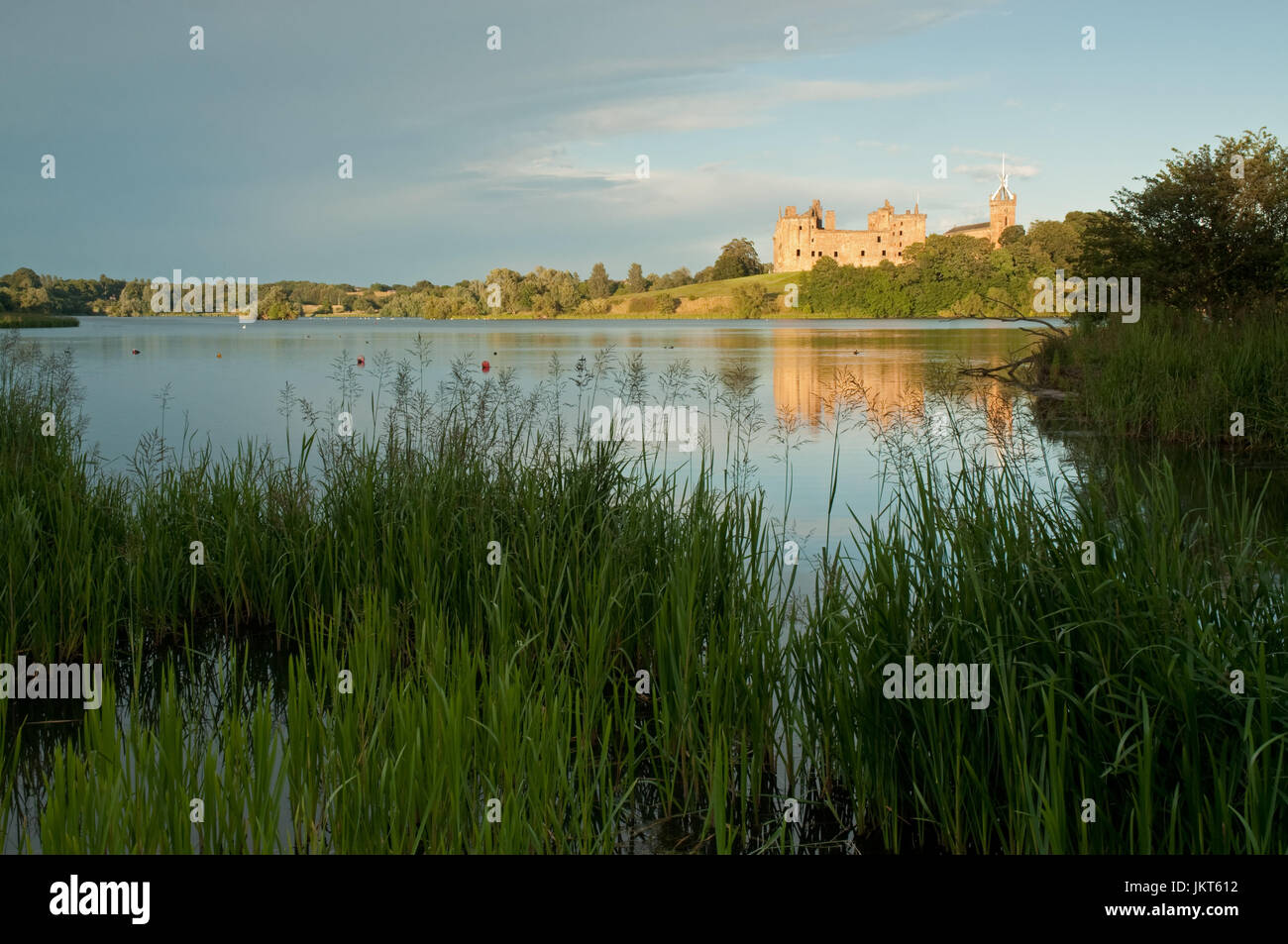 Luce del sole serale oltre Linlithgow Loch e Palazzo Foto Stock