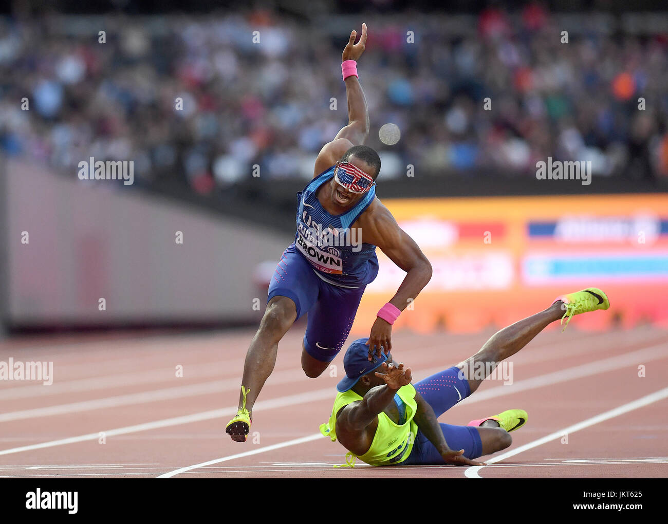 Stati Uniti d'America's David Brown e la guida Jerome Avery caduta in corrispondenza della linea in Uomini 200m T11 Final Foto Stock