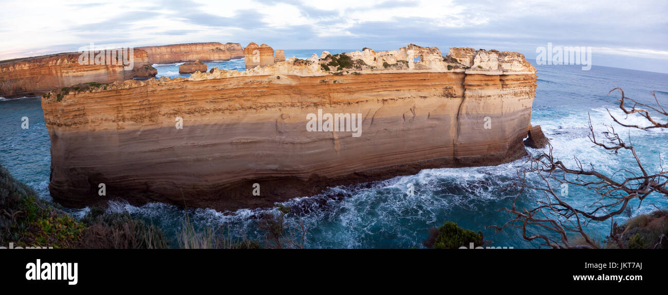 Vista panoramica di 'Il Razorback", una formazione rocciosa al Loch Ard Gorge, Parco Nazionale di Port Campbell, Victoria, Australia Foto Stock