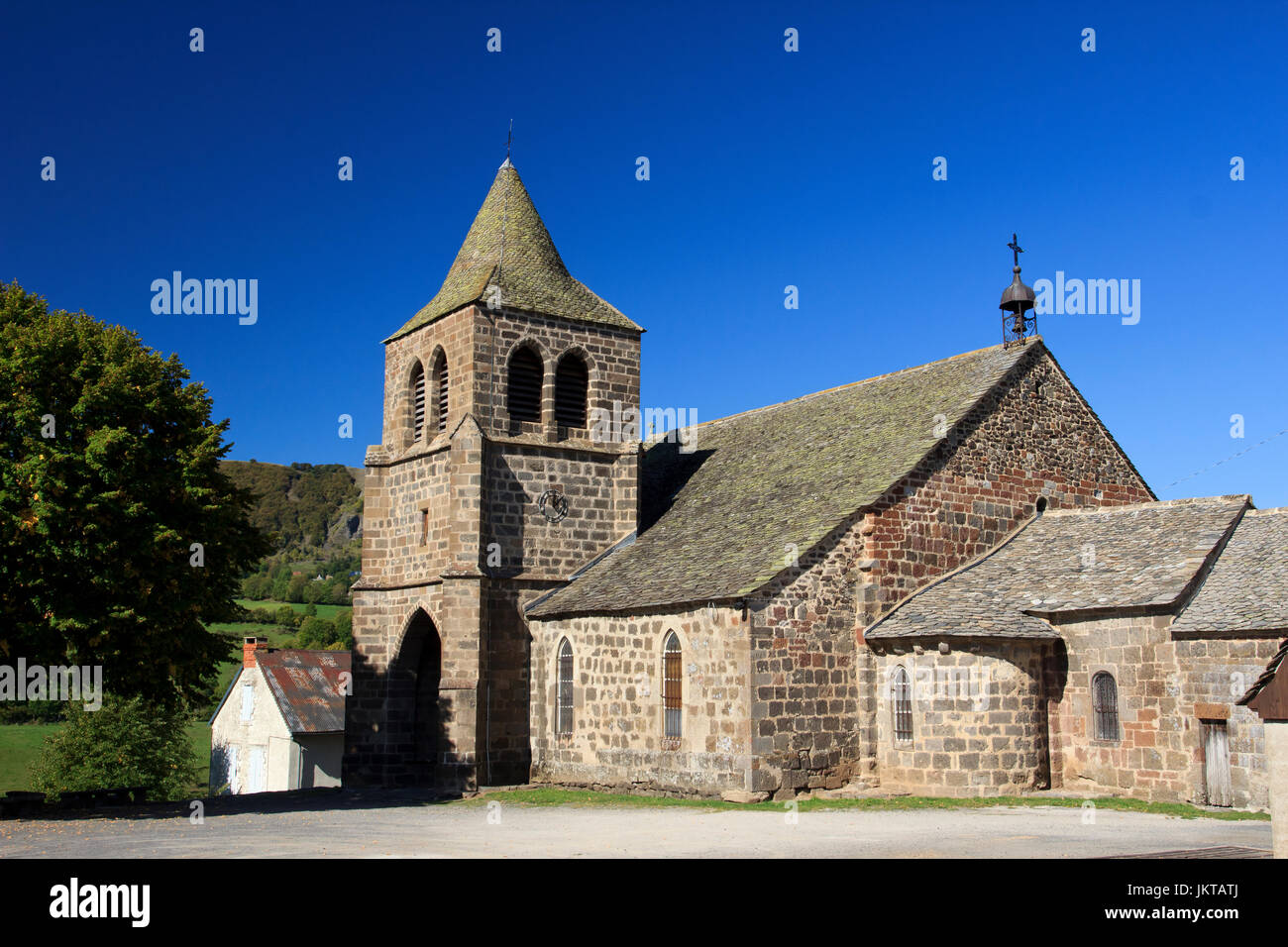 Francia, Cantal (15), Cheylade, extérieur de l'église Saint-Léger // Francia, Cantal, Cheylade, la chiesa di St Léger Foto Stock