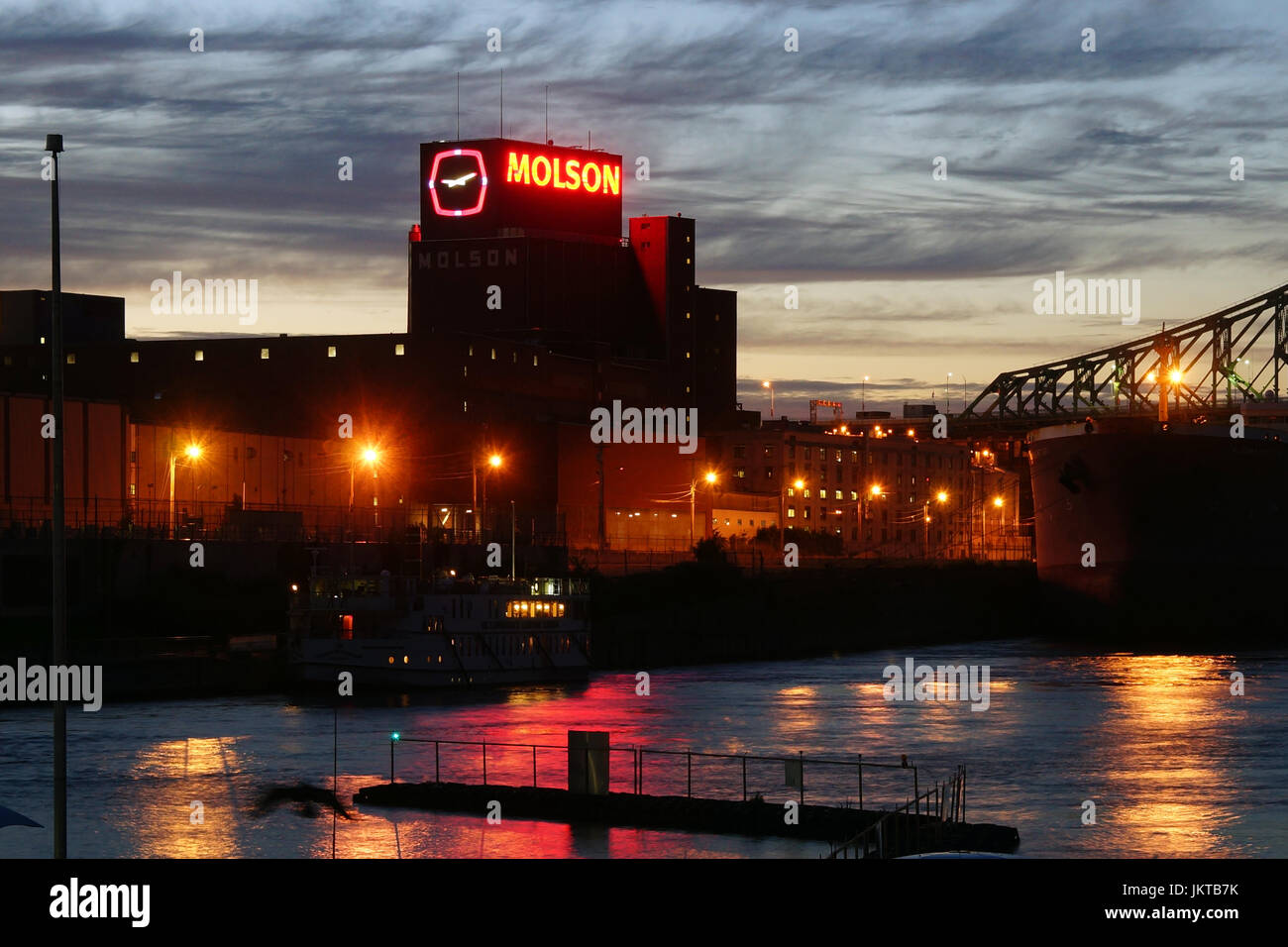 Montreal, Canada 22 luglio,2017.America del Nord la più antica fabbrica di birra Molson al crepuscolo. Credit:Mario Beauregard/Alamy vivere nuove Foto Stock
