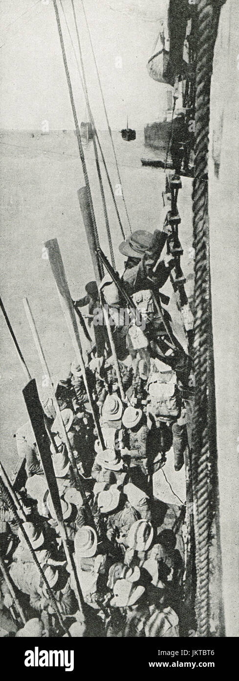 Gli australiani scendendo truppa nave, campagna dei Dardanelli, 1915 Foto Stock