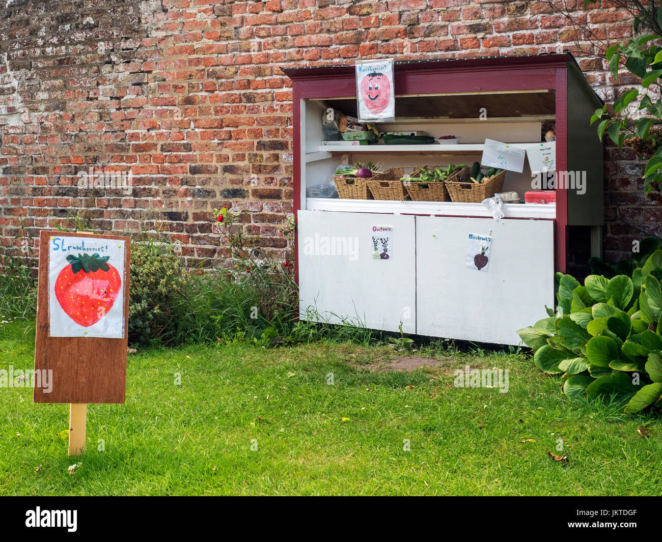 Self Service di frutta e verdura le vendite con onestà Box a Goldsborough vicino a Knaresborough North Yorkshire, Inghilterra Foto Stock