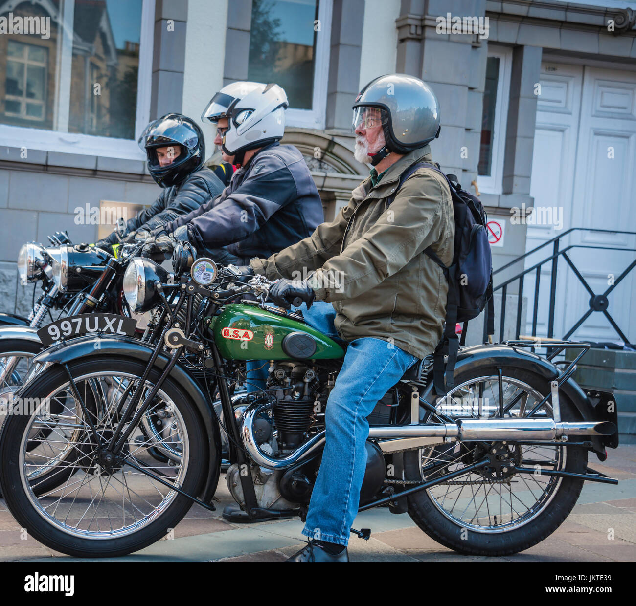 Outriders presso un'annata manifestazione ciclistica a Ulverston. Cumbria. Foto Stock