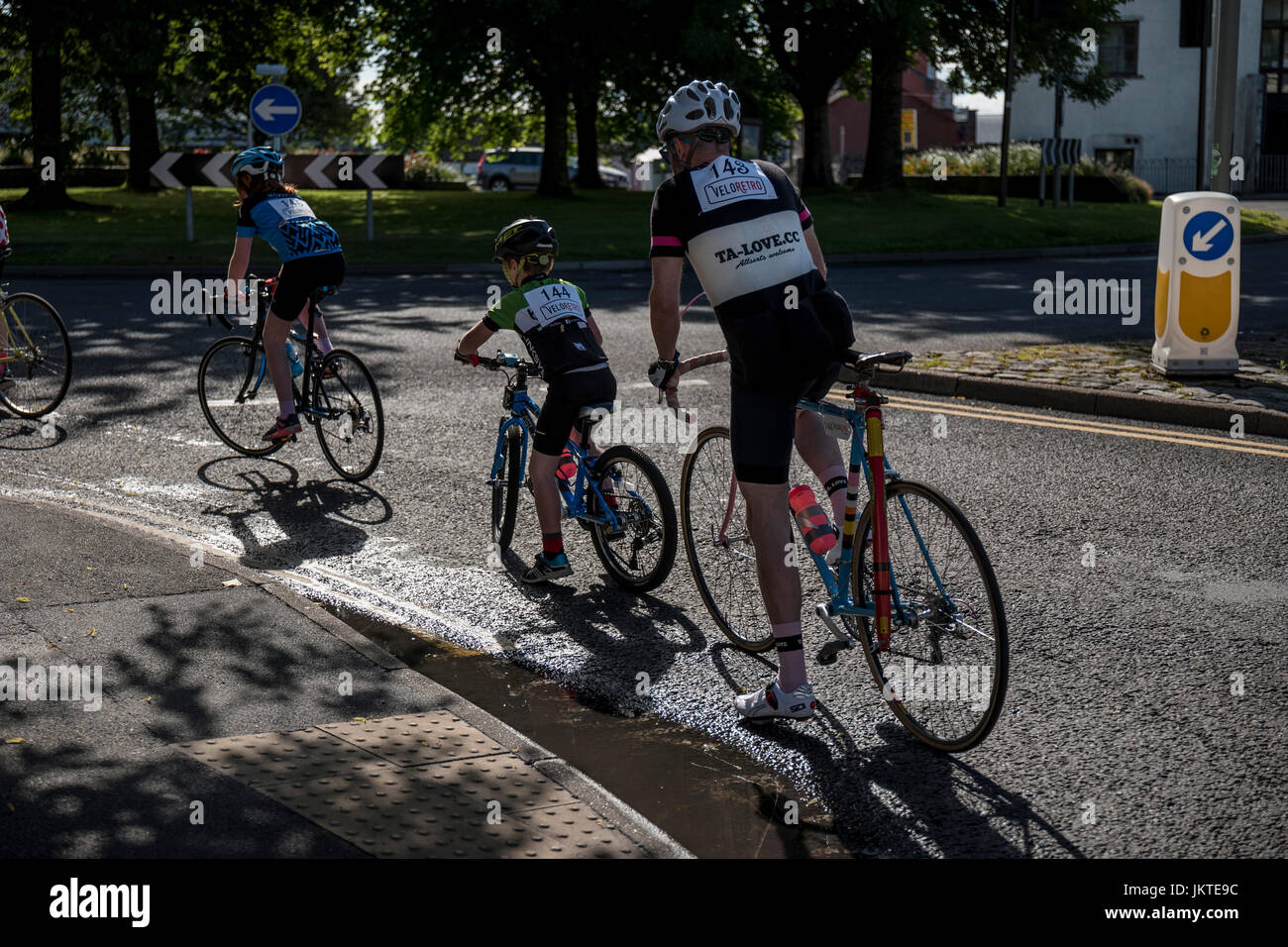 Padre e figlio in bicicletta sulle strade attorno a Ulverston, Cumbria. Foto Stock