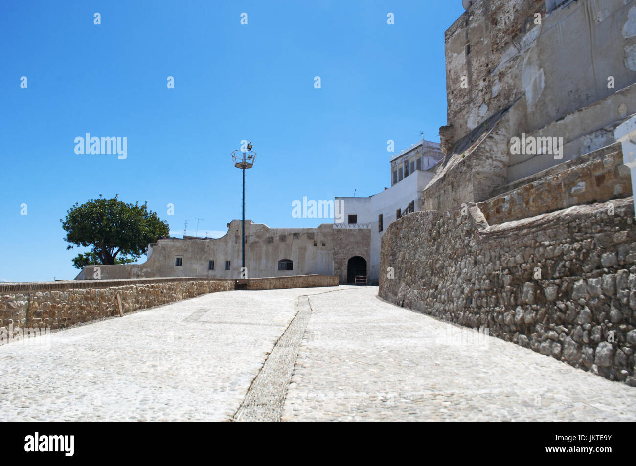 Il Nord Africa, Marocco: il muro della città vecchia e le case bianche di Tangeri, la città africana sulla costa del Maghreb Foto Stock