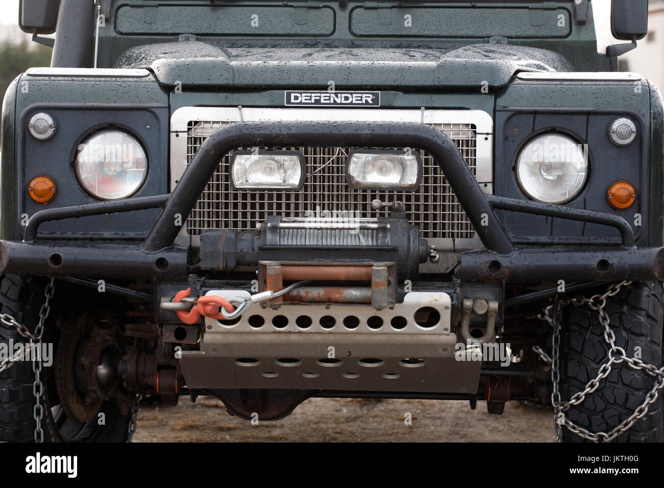 Primo piano della Land Rover 90 con la coppa di guardia e catene da neve  Foto stock - Alamy