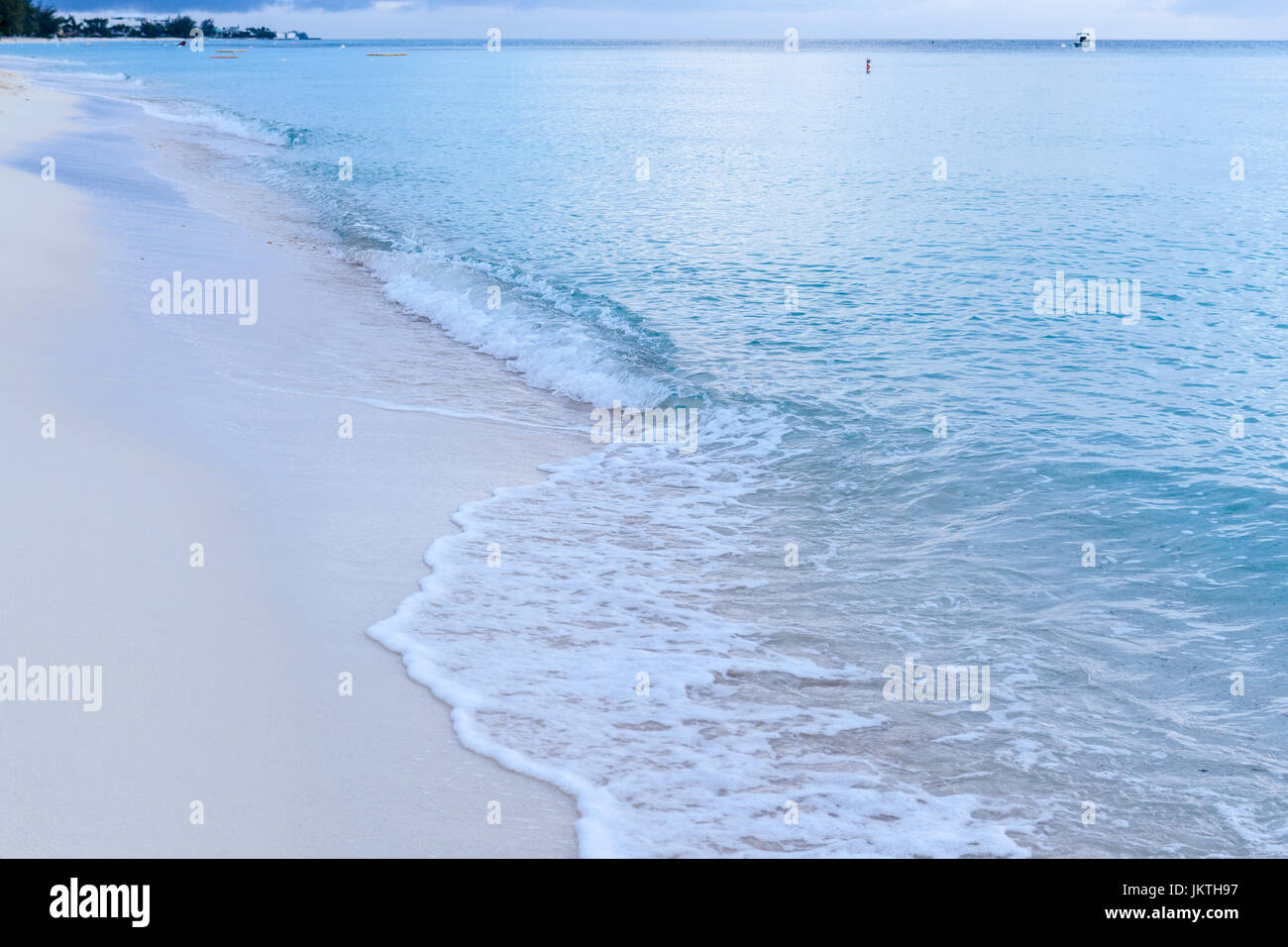 La mattina presto sulla spiaggia il resort caraibico Foto Stock