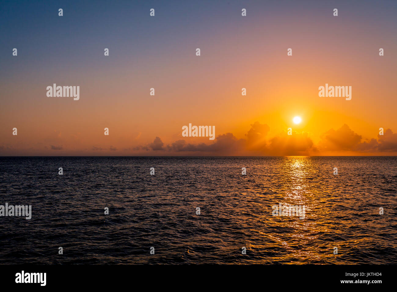 Spettacolare tramonto sul mare dei Caraibi, vista dalla nave da crociera Foto Stock