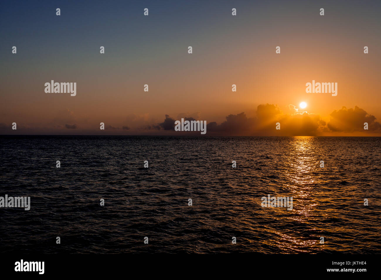 Spettacolare tramonto sul mare dei Caraibi, vista dalla nave da crociera Foto Stock