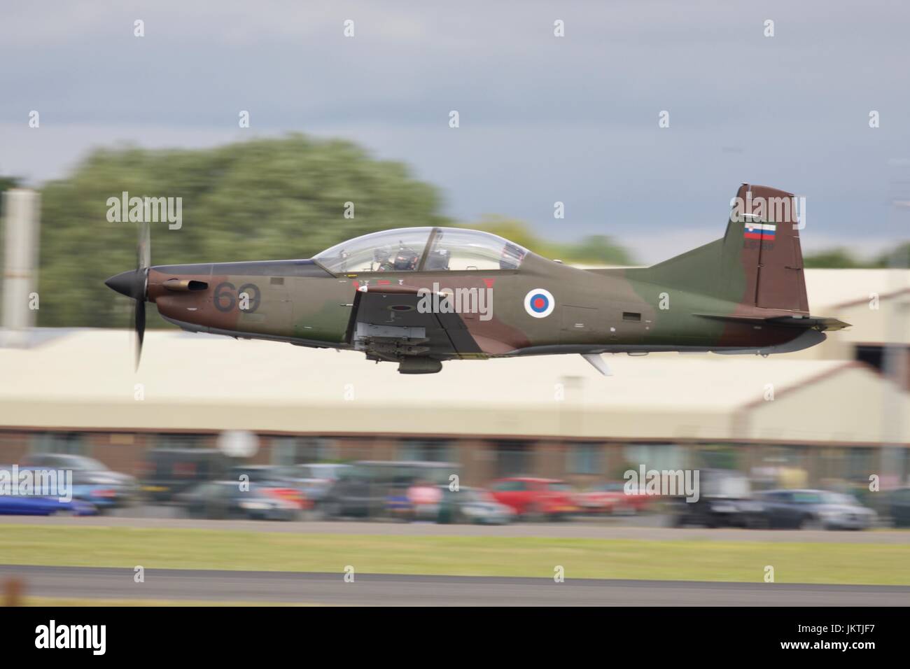 Lo sloveno Air Force Pilatus PC-9M eseguendo un impressionante decollo presso il Royal International Air Tattoo Foto Stock