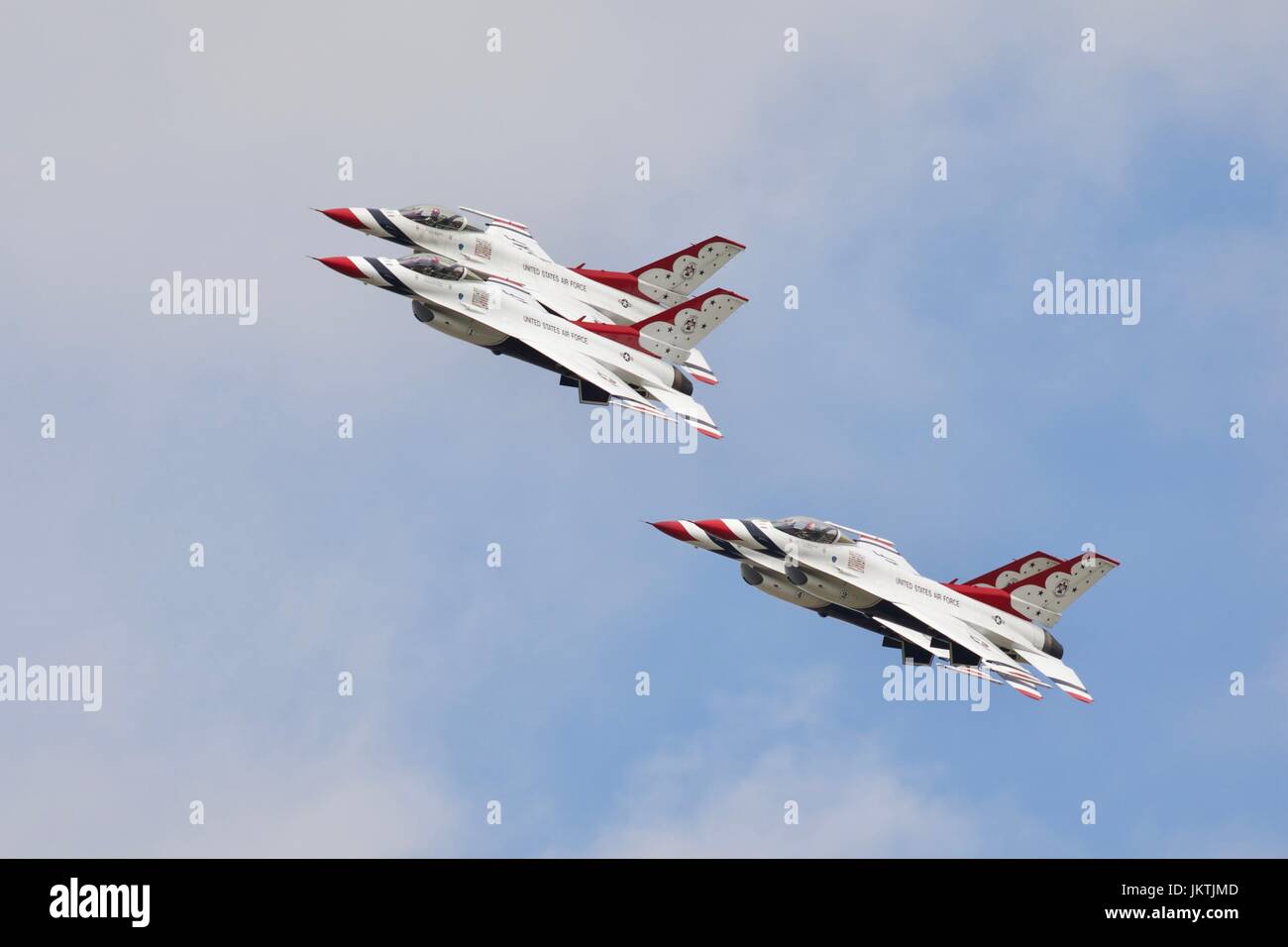 Il USAF Thunderbirds F-16 Fighting falcons volare in formazione al 2017 Royal International Air Tattoo Foto Stock