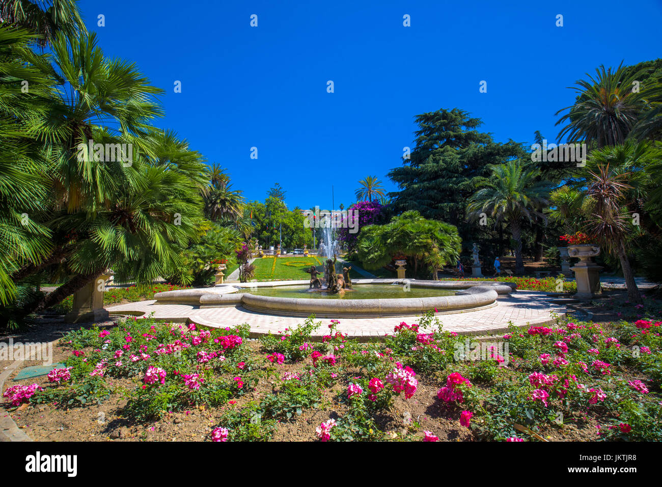 Sanremo lungomare con giardino, costa mediterranea, la riviera italiana, l'Italia, l'Europa. Foto Stock