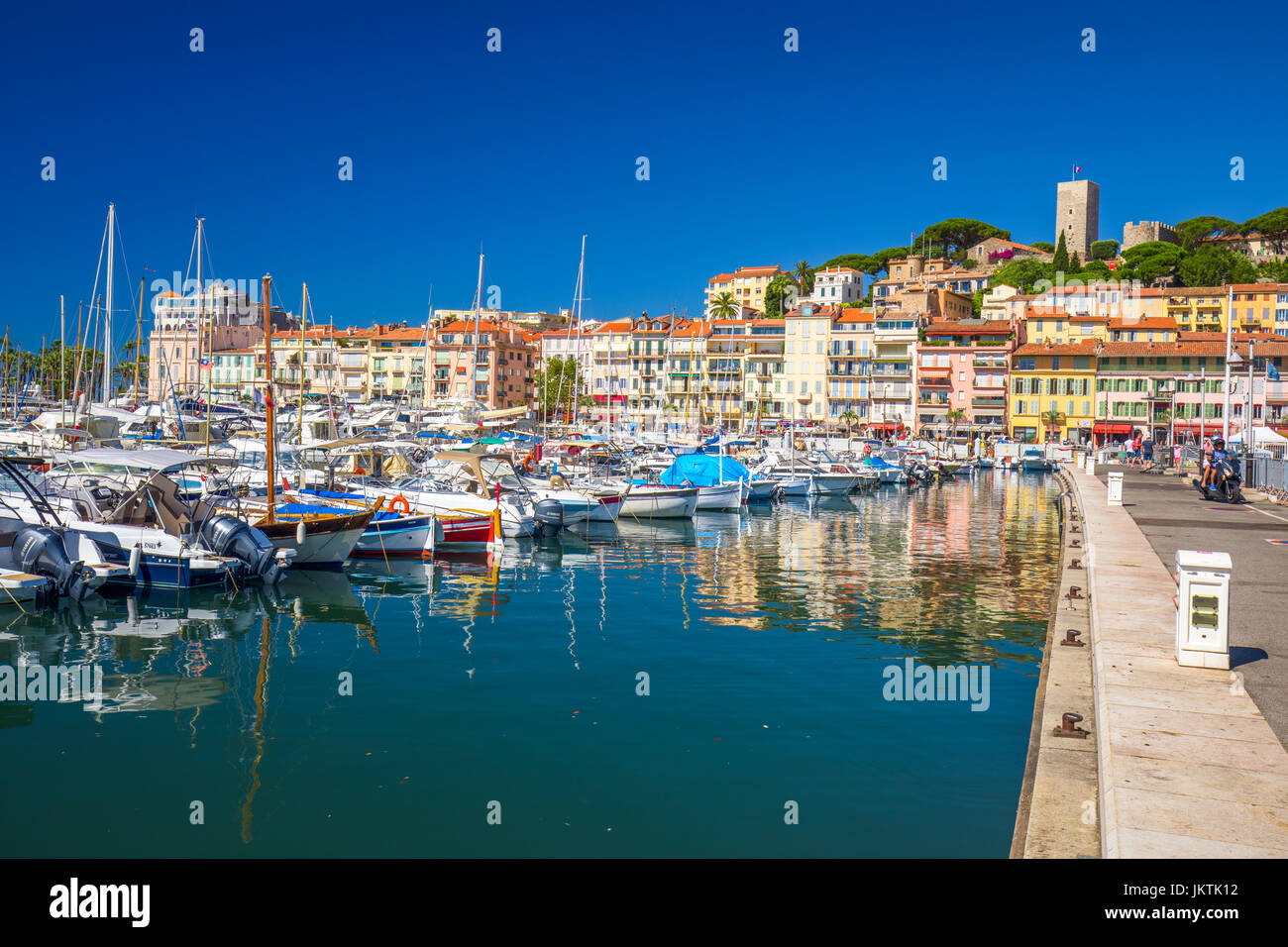CANNES, Francia - Luglio 2017 - Porto nella città di Cannes con case colorate e promenade, Costa Azzurra, Francia, Europa. Foto Stock