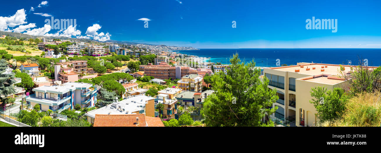 Vista Panoramatic a Sanremo città con spiagge e azzurro acqua chiara, costa mediterranea, la riviera italiana, l'Italia, l'Europa. Foto Stock
