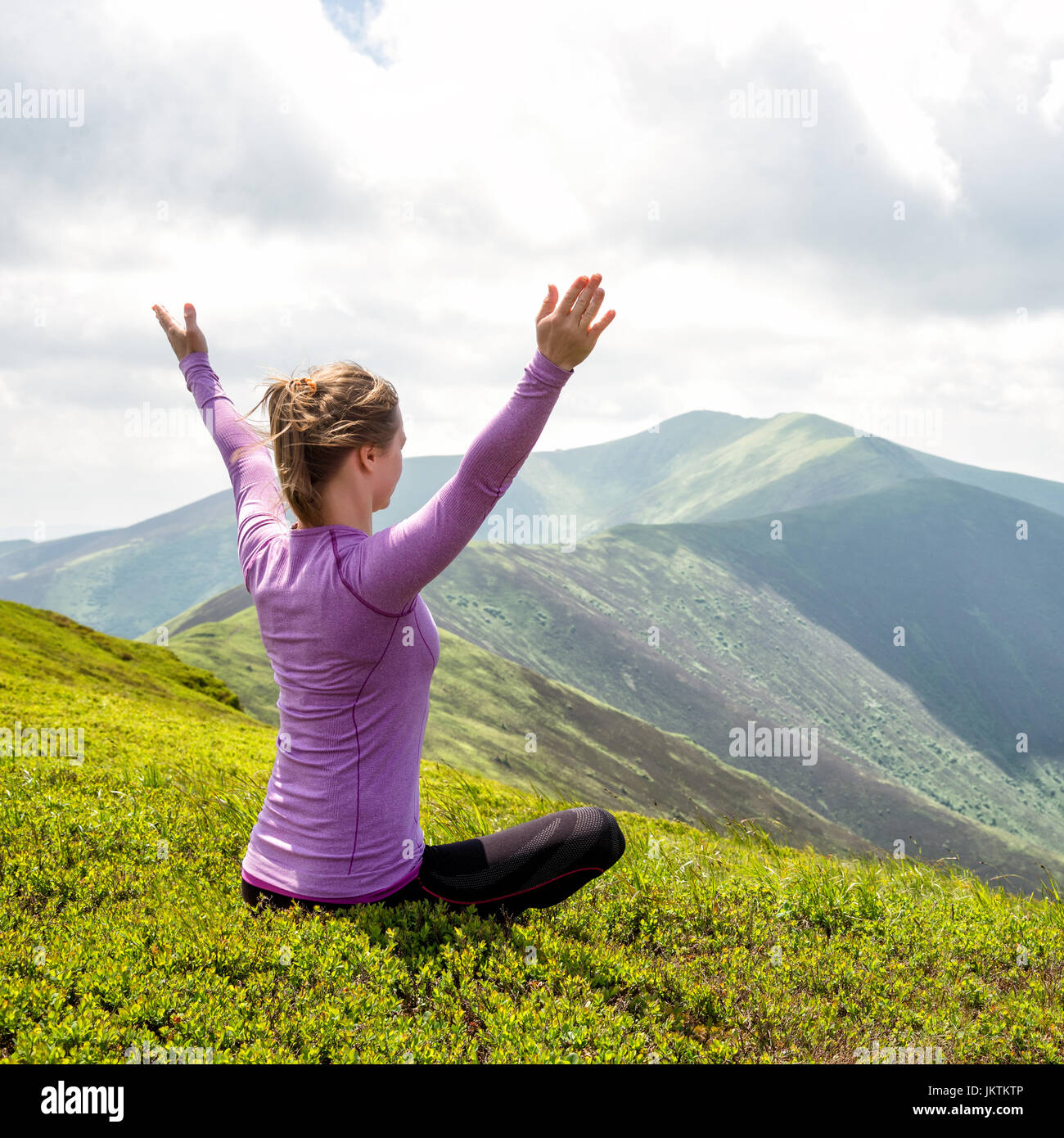 Giovane donna sulla cima della montagna Foto Stock