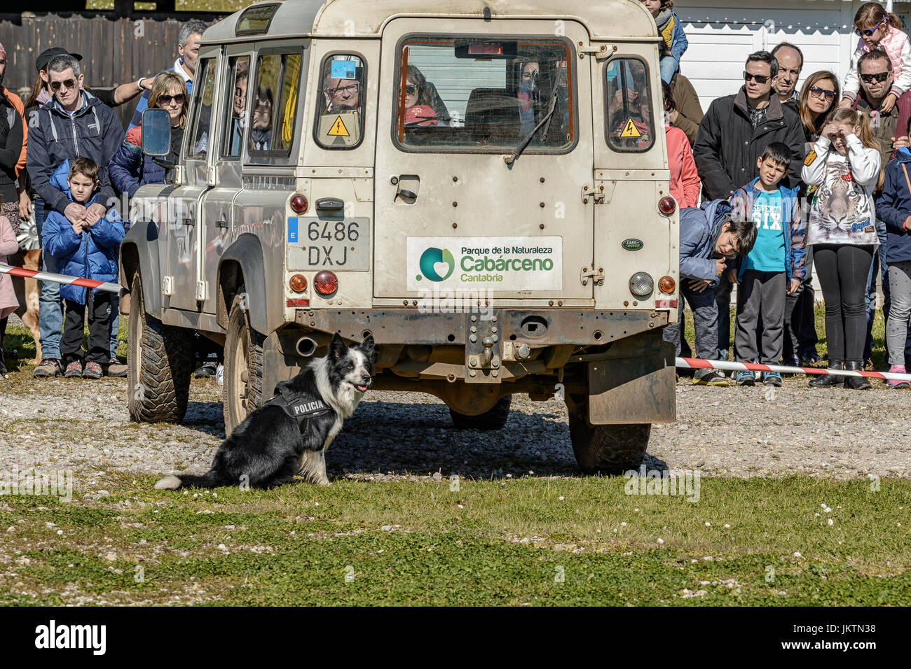 Mostra nel parco naturale di Cabárceno.La guida canina unità della polizia nazionale, Cantabria, SPAGNA Foto Stock