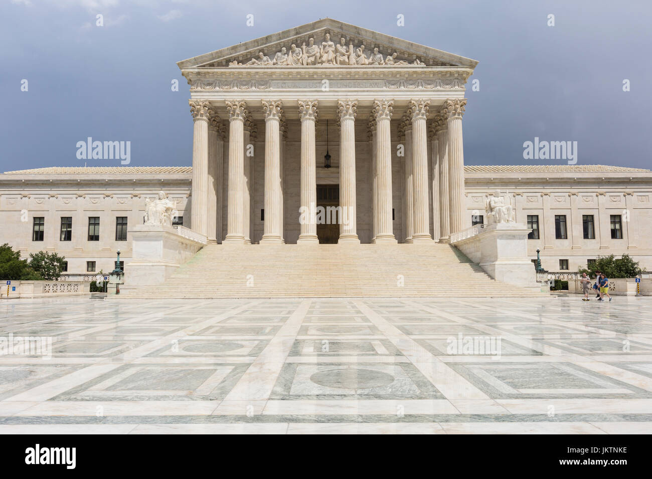 Il neoclassico Suprema Corte edificio dopo una breve estate doccia a pioggia in Washington DC Foto Stock