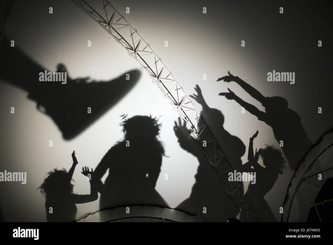 Ombre di persone che giocano in scena Foto Stock