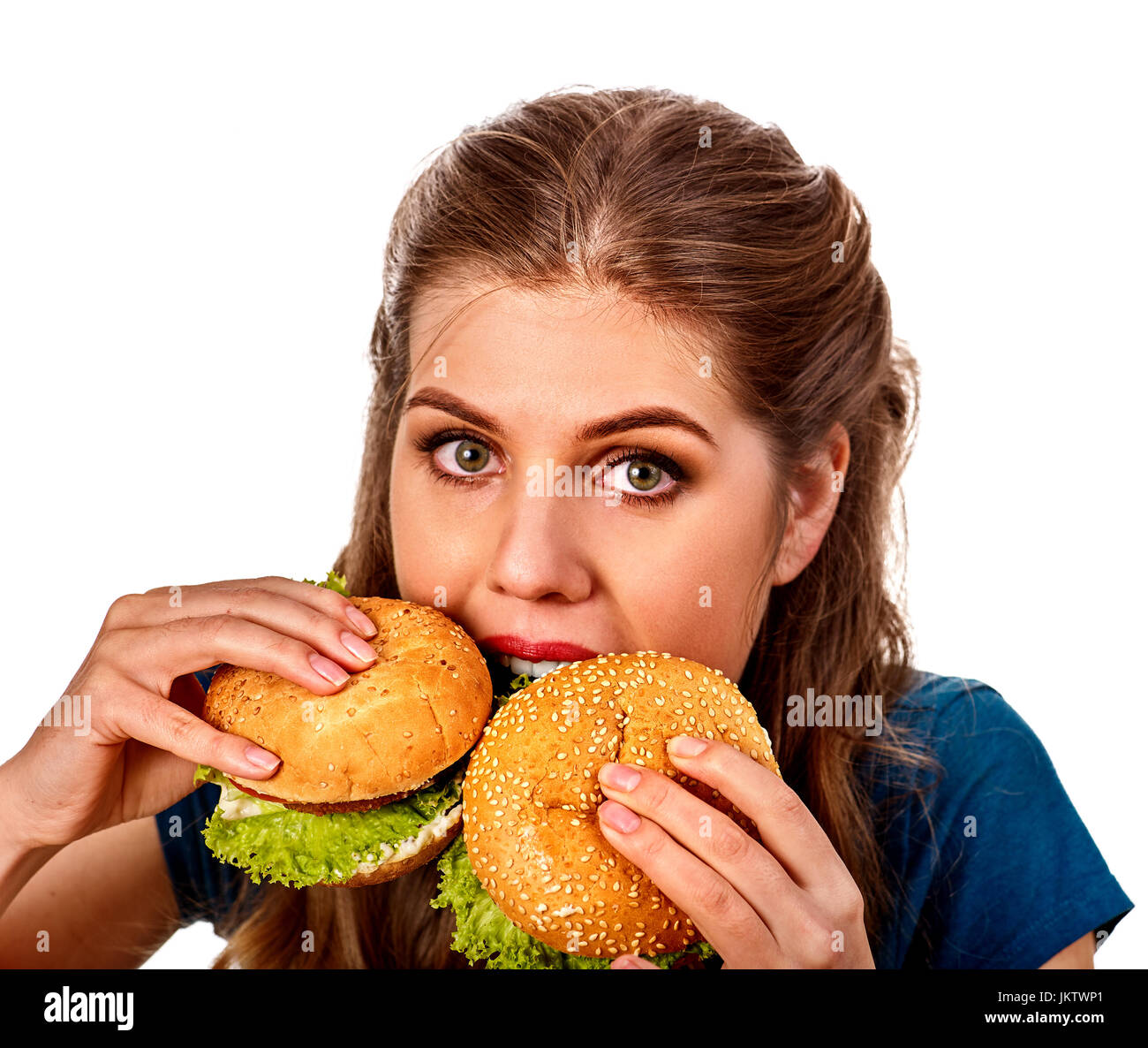 Donna di mangiare due hamburger. Ragazza morso del grande burger Foto Stock