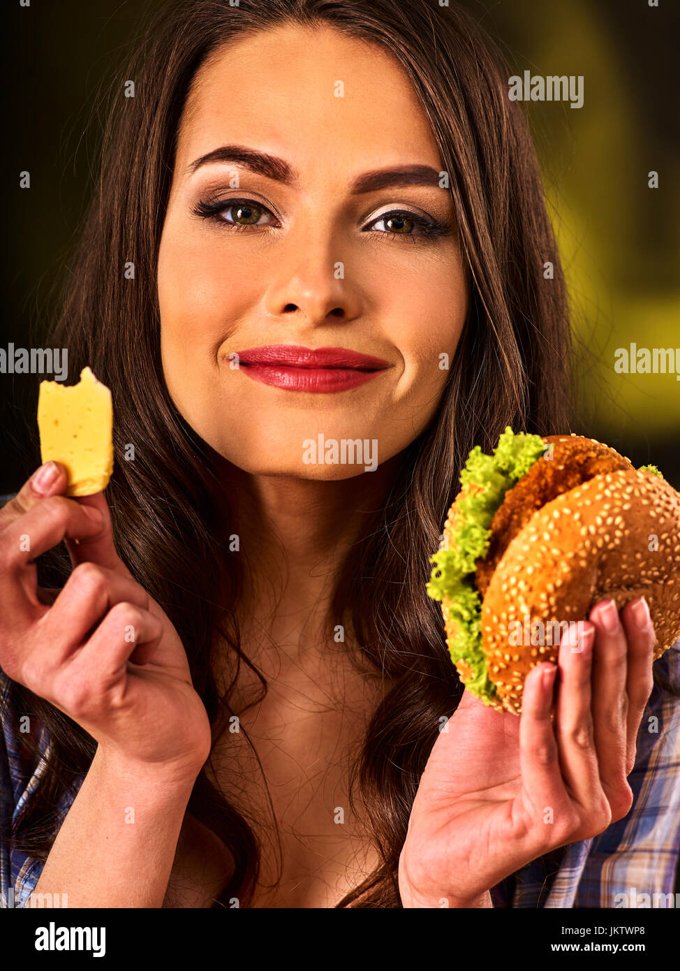 Donna di mangiare hamburger. Foto Stock