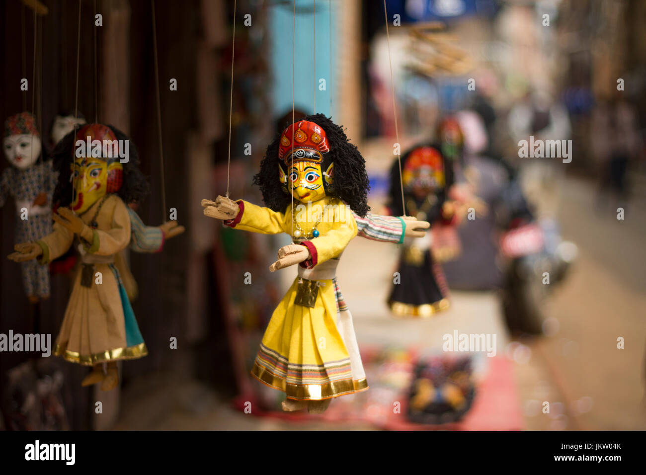 Giallo burattini in negozio indiano Foto Stock