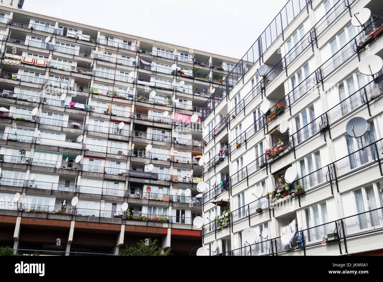 Alloggi sociali in blocchi di appartamenti a Pallasseum su Pallastrasse nel quartiere Schoeneberg di Berlino, Germania. Foto Stock
