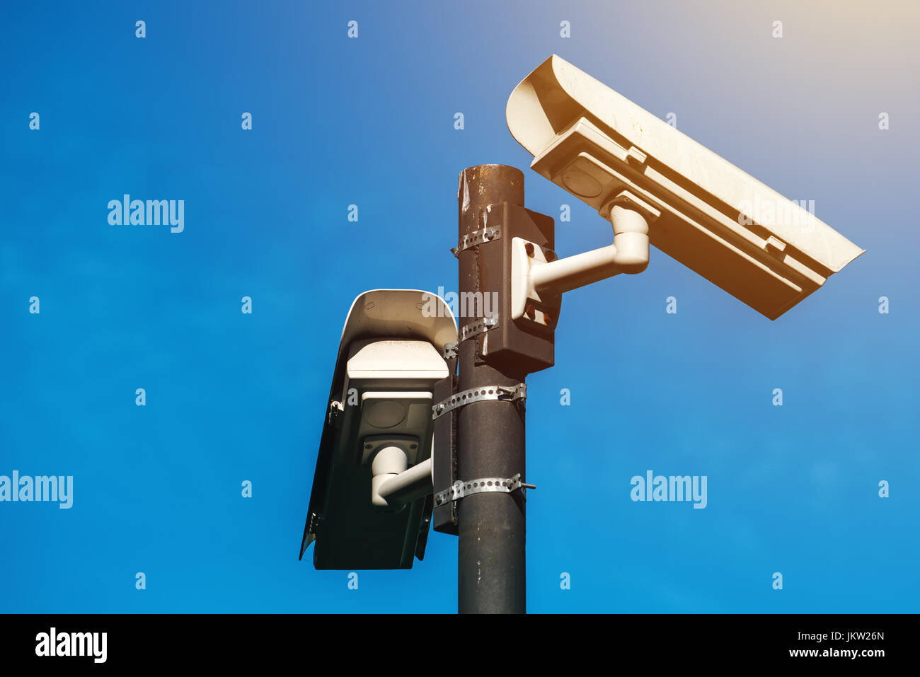 Telecamera TVCC, epoca moderna anti-terrorismo di sorveglianza elettronica telecamere di sicurezza contro il cielo blu che simboleggia la libertà Foto Stock