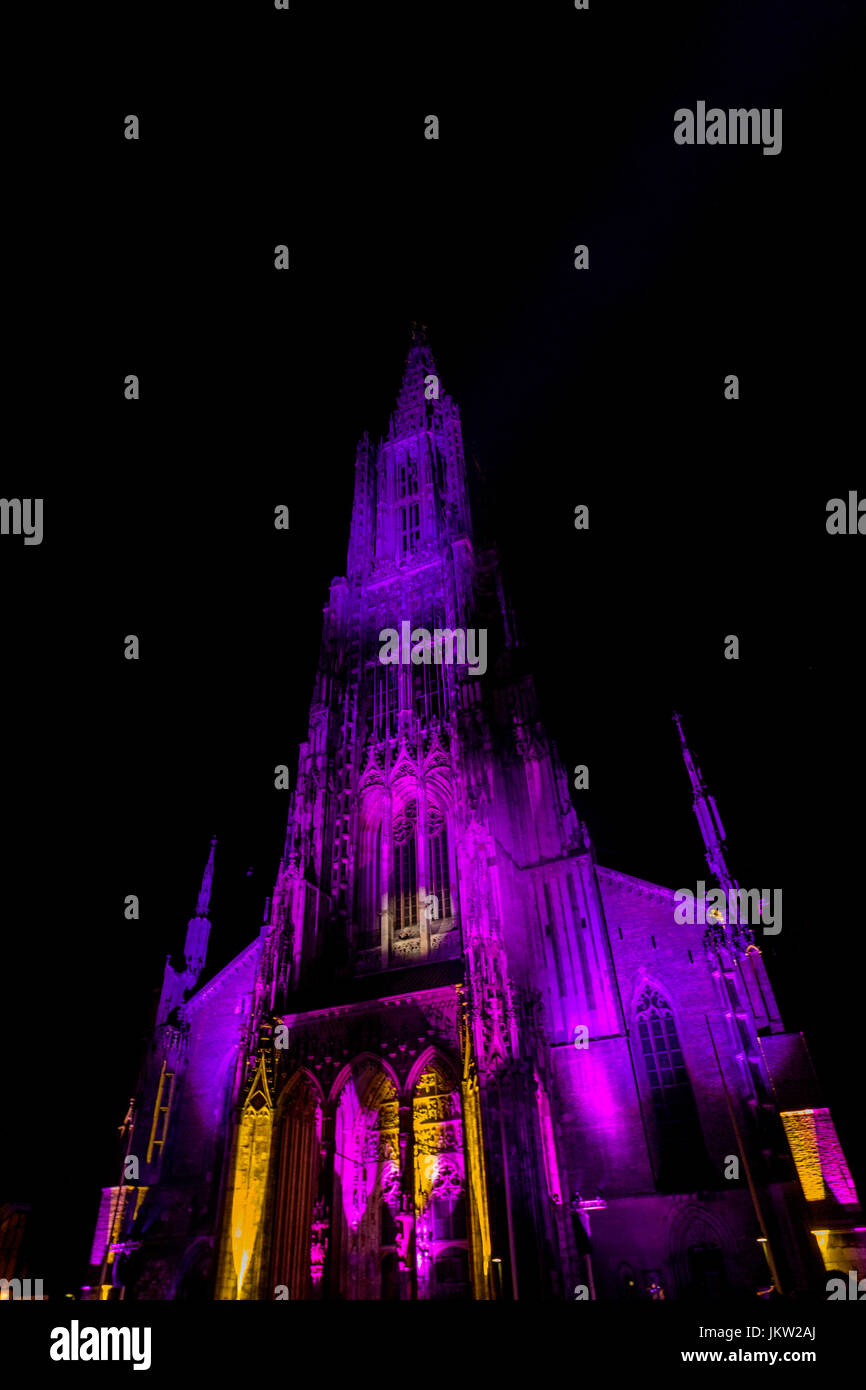 Ulm Minster con diversi colori di luce, più alte del mondo guglia della chiesa, GERMANIA Baden-Wuerttemberg Foto Stock