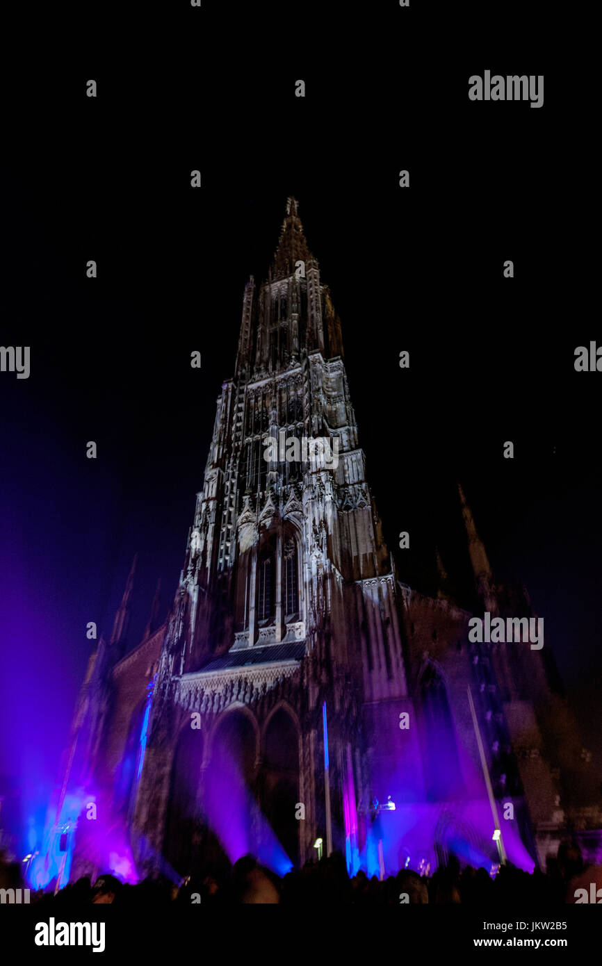 Ulm Minster con diversi colori di luce, più alte del mondo guglia della chiesa, GERMANIA Baden-Wuerttemberg Foto Stock