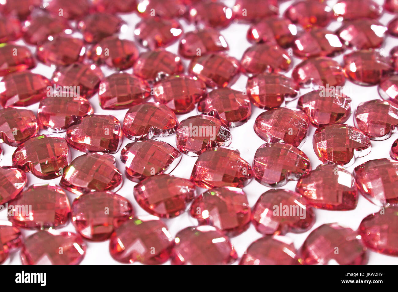 Sfondo di strass. forma di cuore la texture come sfondo bianco isolato studio foto. bling Rhinestone Crystal pattern. strass Cristalli rosa blu Foto Stock