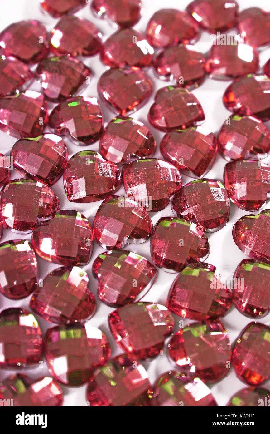 Sfondo di strass. forma di cuore la texture come sfondo bianco isolato studio foto. bling Rhinestone Crystal pattern. strass Cristalli rosa blu Foto Stock