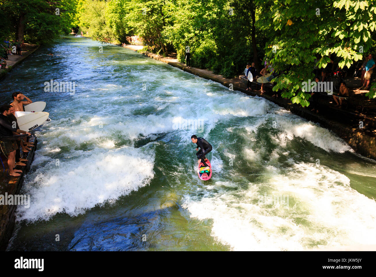 Eisbach surfers sul fiume Isar, Englischer Garten Monaco di Baviera, Germania Foto Stock