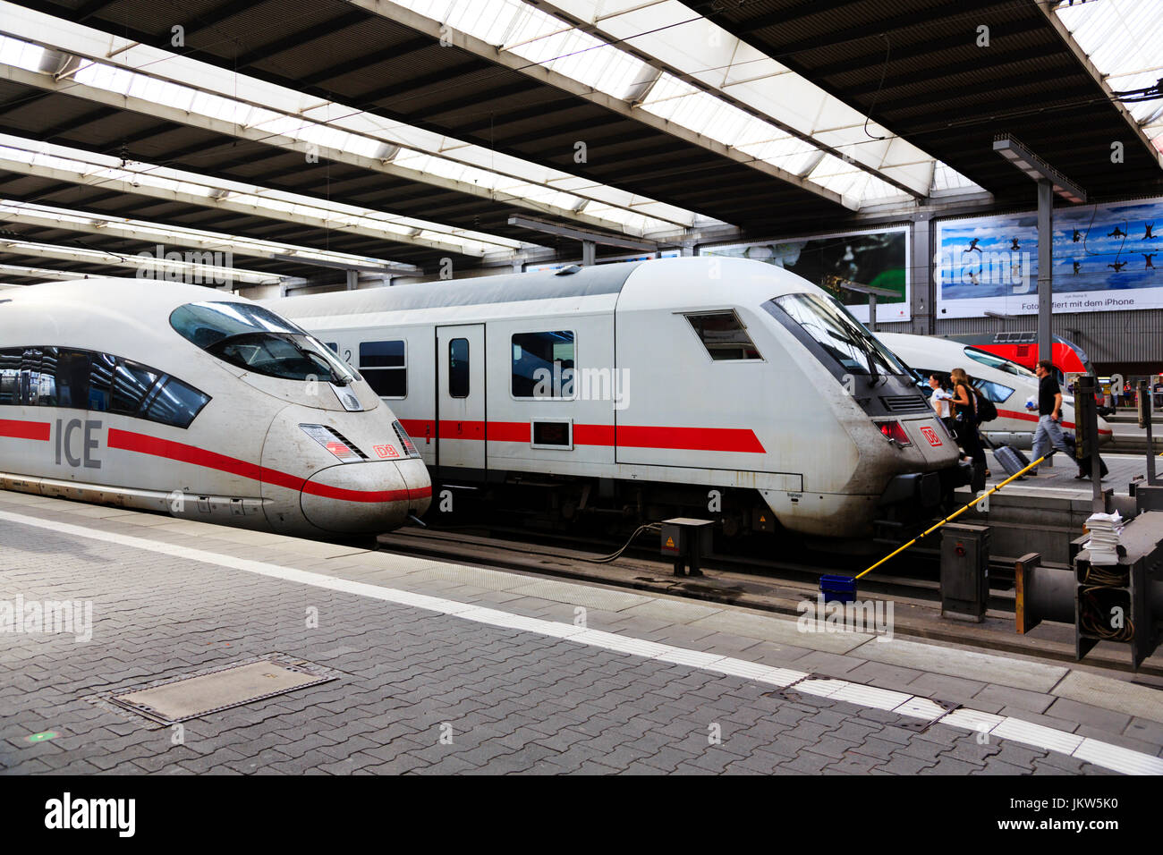 Alta velocità ICE (Inter City Express) treno motore in munich hauptbahnhof, Monaco di Baviera, Germania Foto Stock