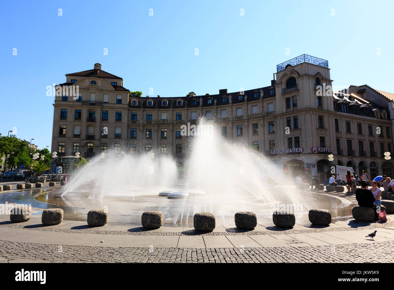 Karls platz, Stachus, fontana.Monaco di Baviera, Germania Foto Stock