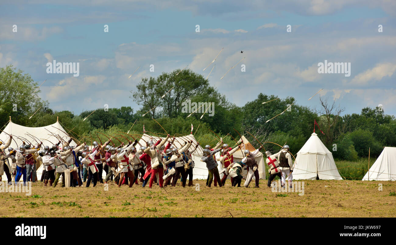 Arcieri medievali lasciando spento frecce come un gruppo nel XV secolo la battaglia di Tewkesbury rievocazione Foto Stock