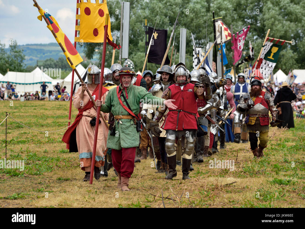 Ri-enactor cavalieri in armatura marching, Tewkesbury Festival medievale, 2017 Foto Stock